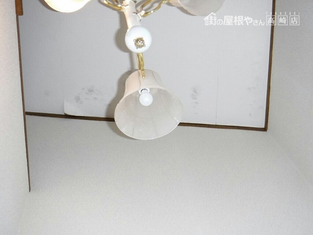 玄関天井の雨のシミ