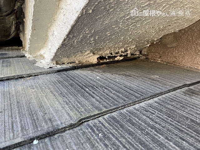 屋根のすき間の漆喰の剥がれ