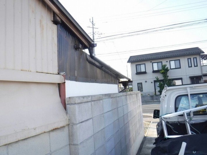 小屋雨樋完成道路から見て