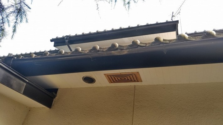 軒樋の雪害による中央のへこみ