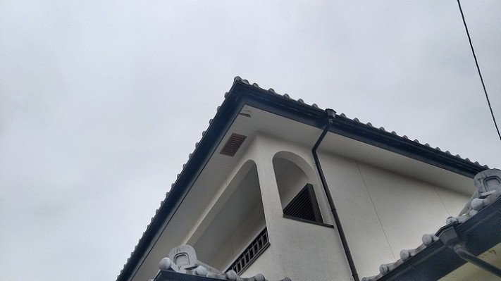 軒天井の剝がれかかった表面