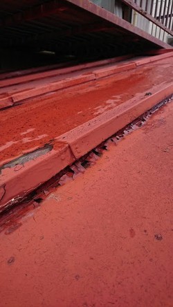 トタン屋根の塗膜の剥がれ