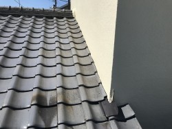 瓦と壁と捨て谷板金