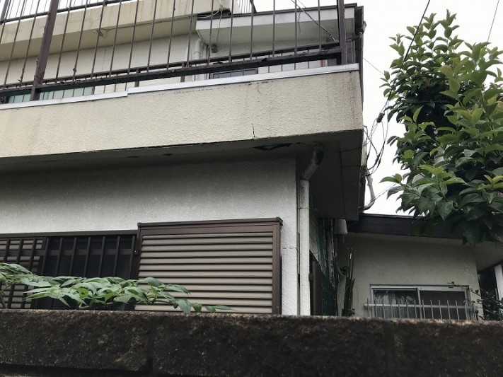 ベランダの防水シートの端末押さえ金具のズレ