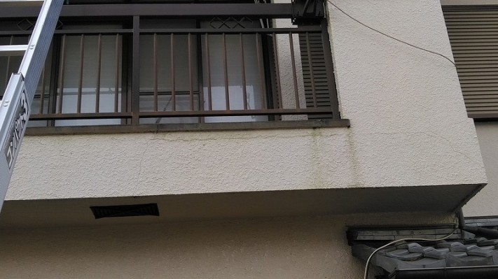 手すり壁の横のクラック