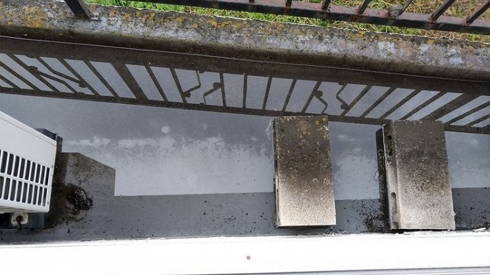 窓から見たベランダに雨水がたまっているところ