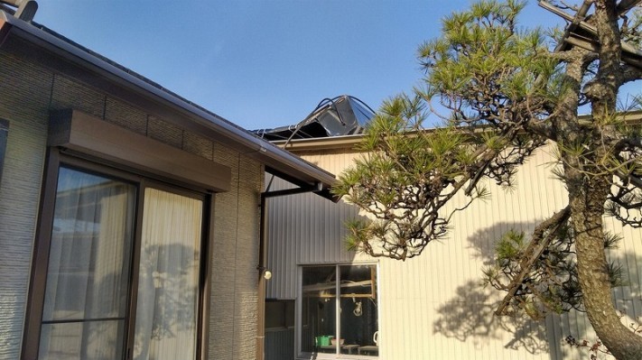 横から見た転倒した太陽熱温水器