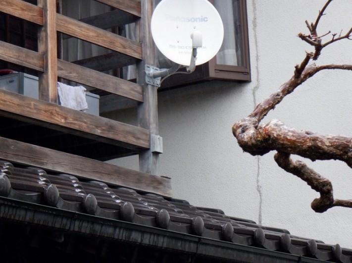木製の手すりの土台のひび割れ