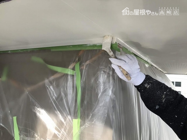 足場から見た壁際を塗装中