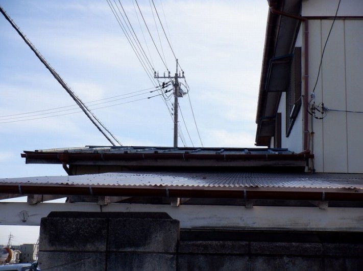 トタン屋根を北から見て