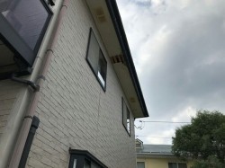 穴の開いた軒天井