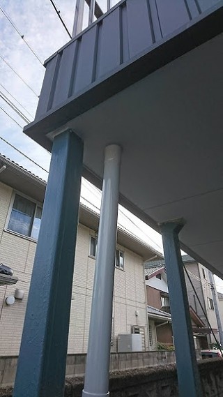 ベランダの軒裏にケイカル板を張ってコーキング塗装