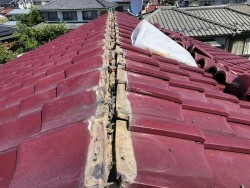 棟の漆喰剥がしたところ