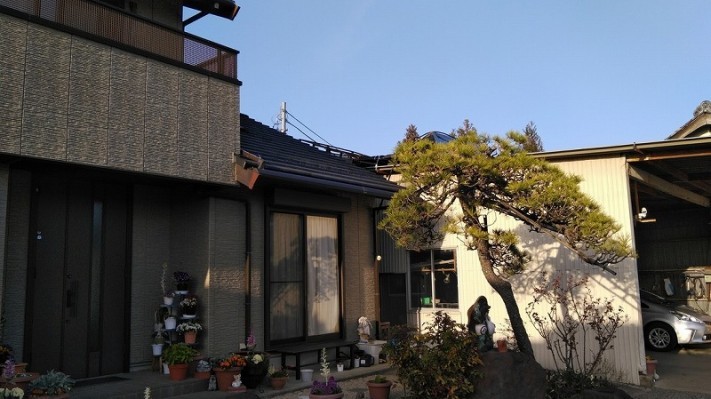 折板屋根の上の太陽熱温水器の土台