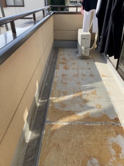 既設のバルコニー防水をカットして剥がしたところ