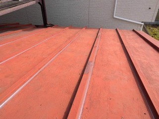 瓦棒にコーキング充填棟から見て