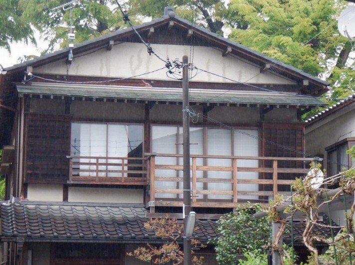 木製の手すりのある家