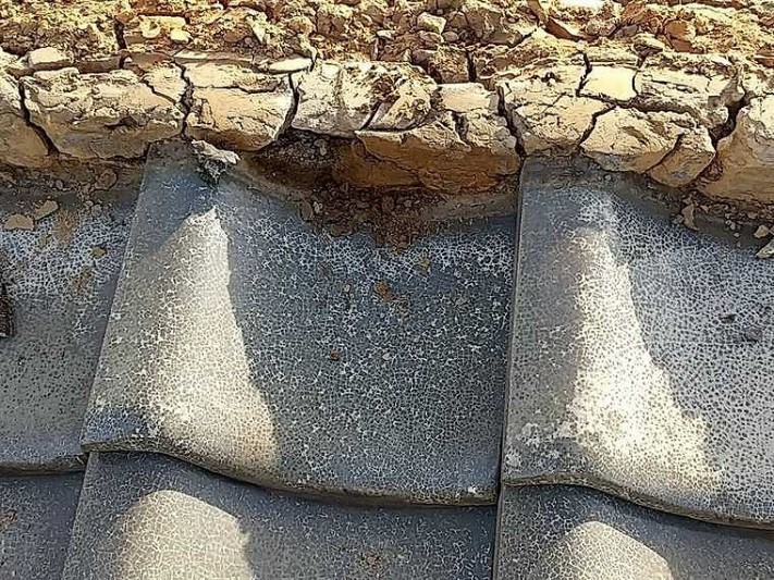 のし瓦を外した後の崩れた粘土
