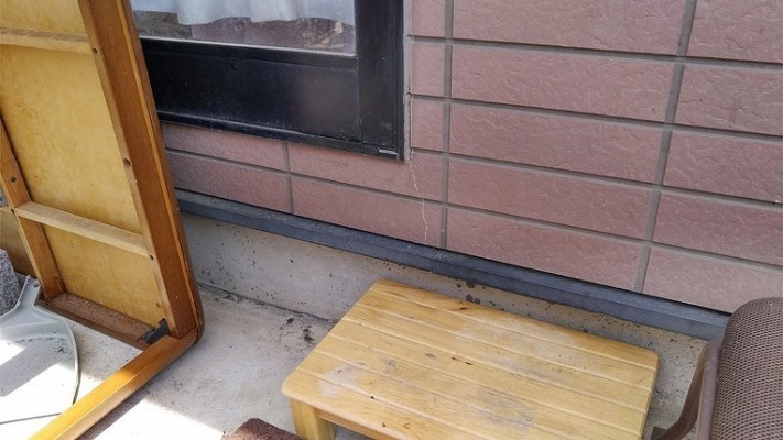 窓の右下の外壁ひび割れ