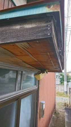 古い軒天井で照明が垂れ下がった状態