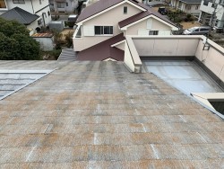 赤茶けた色のスレートの瓦屋根