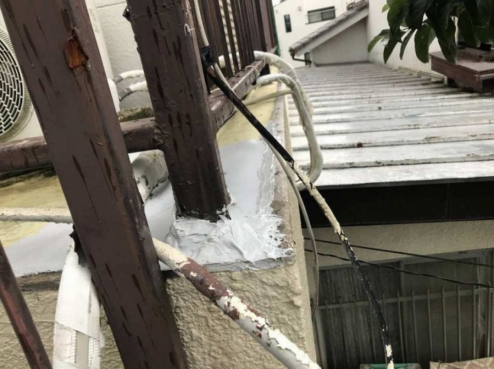 防水シートと手すり周りのコーキング