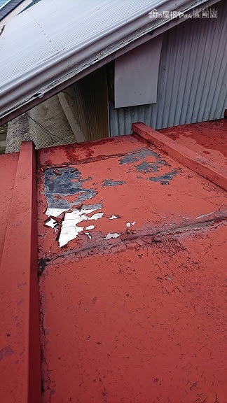 トタン屋根の塗膜の剥がれ