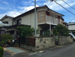 雨どい交換前の家の全景