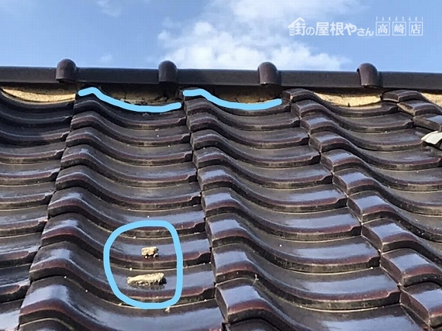 平瓦の上の剥がれ落ちた漆喰のかけら