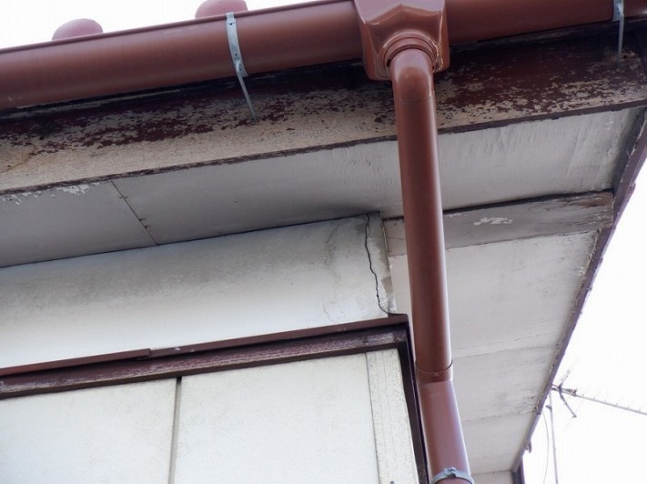 建物の縦のひび割れ