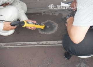 板金屋根の穴の開いたところにコーキング剤を塗布