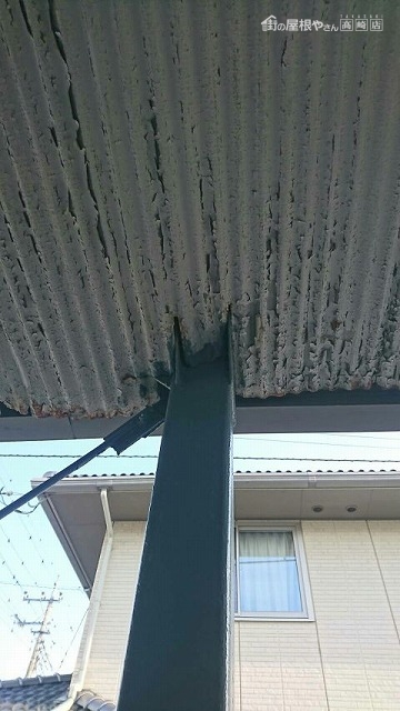 軒裏のトタン波板の塗膜の剥がれとサビ