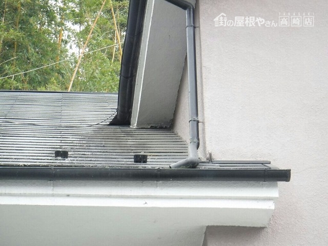 玄関の上の屋根