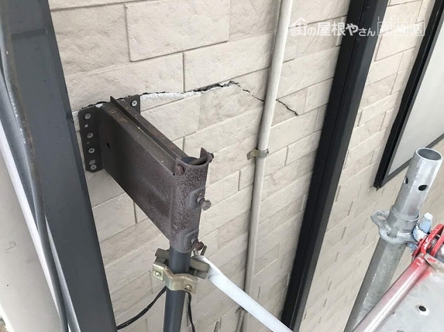 足場から見たアンテナと一緒に折れた外壁
