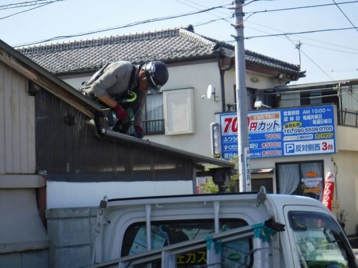 小屋道路側雨樋屋根の上施工中