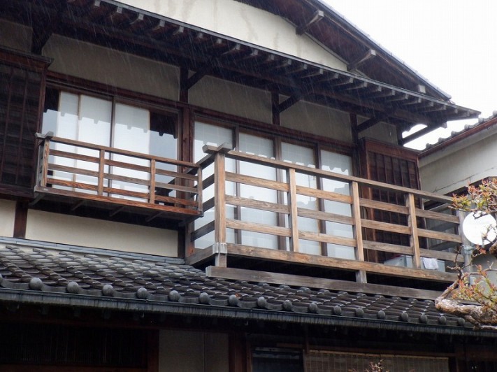 雨を吸っている木製手すりの土台
