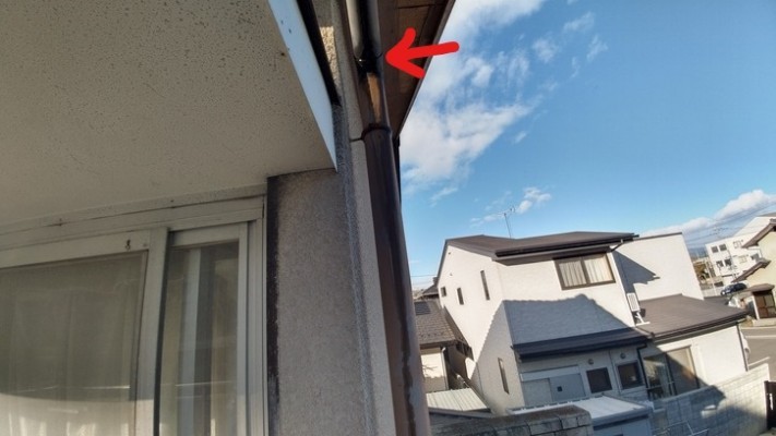 軒天井の剝がれと雨樋の継ぎ目から雨水の漏れ