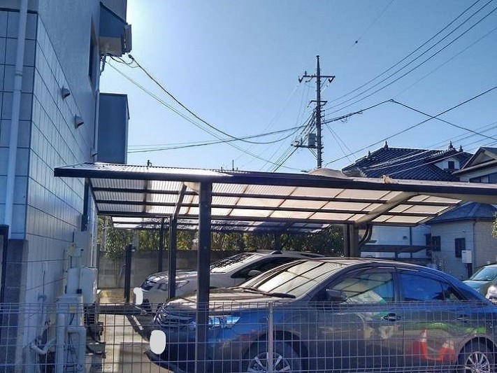 カーポートの波板が破れて浮いている