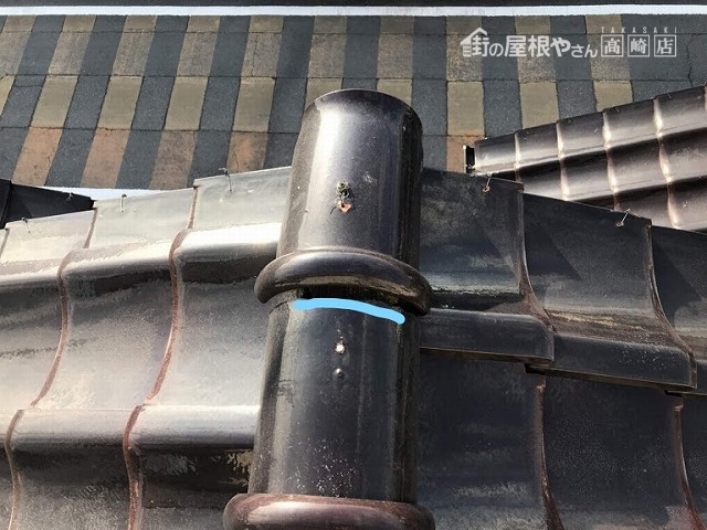 大棟の漆喰が一部取れてしまっている