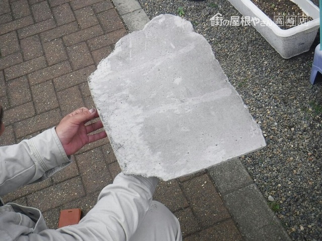 剥がれて落下した軒天井