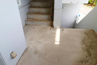 外の階段や床は茶色く色あせて古びた印象を受けます