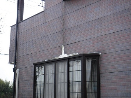 出窓の上の防水テープ