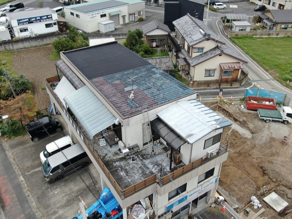 高崎市で折板屋根塗装・外壁塗装・バルコニー防水前に確認した折板屋根の錆びと塗膜劣化、外壁の汚れ調査