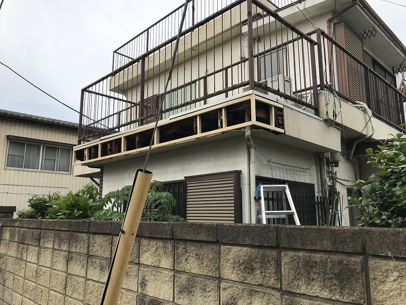 壊れた壁に野縁で枠をつくる