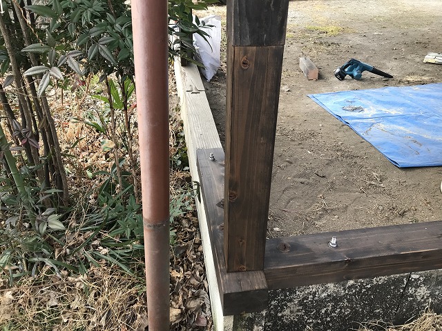 車庫の屋根の新しい柱に塗装
