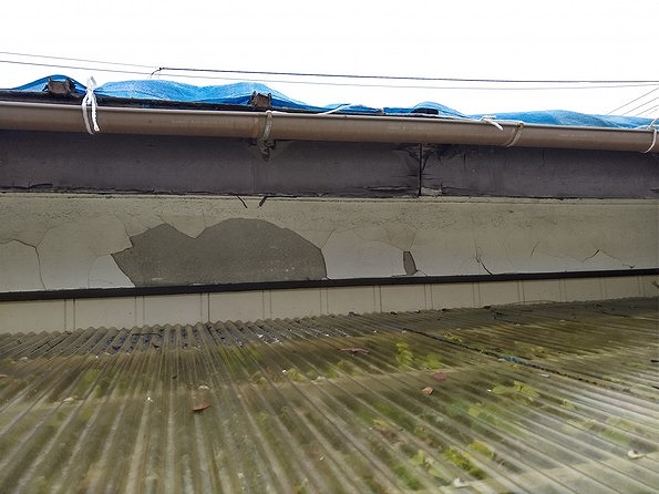高崎市でひび割れた漆喰壁や塗装が剥がれた鼻隠し板や雨樋を調査