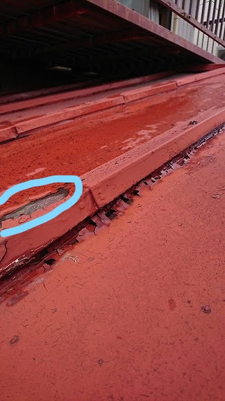 トタン屋根の塗膜の剥がれて錆びているところ