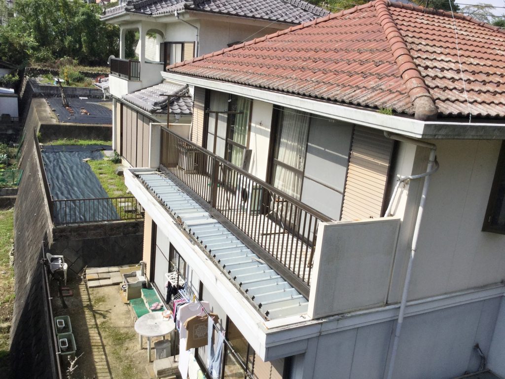 高崎市寺尾町で漏水修理の現地調査、天井の膨れと棟瓦の崩れ、外壁やバルコニーの劣化を確認