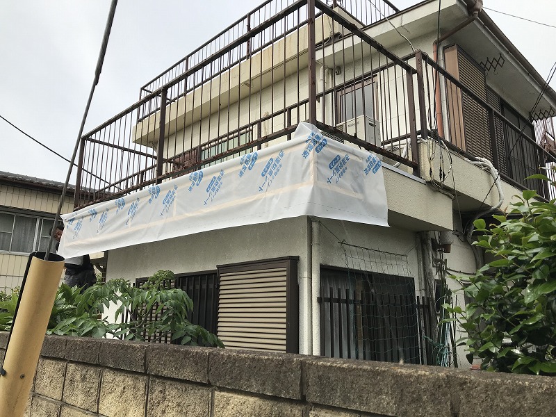 壊れた壁に透湿防水シート