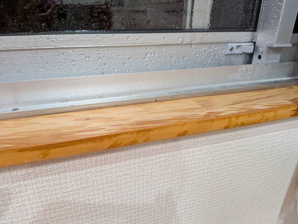 濡れた木製窓台